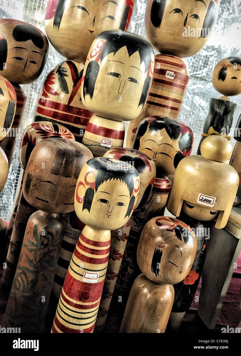 Poupées kokeshi traditionnelles en bois à la vente du temple Shitennoji Osaka, Japon. Banque D'Images