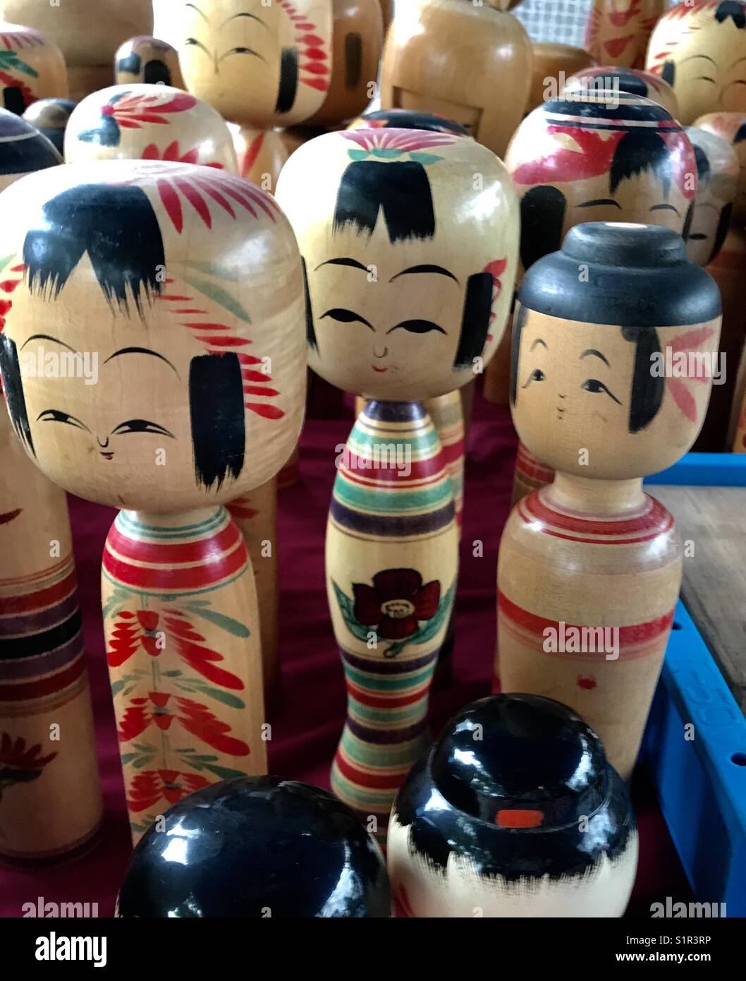 Poupées kokeshi traditionnelles en bois au temple Shitennoji vente Osaka, Japon. Banque D'Images