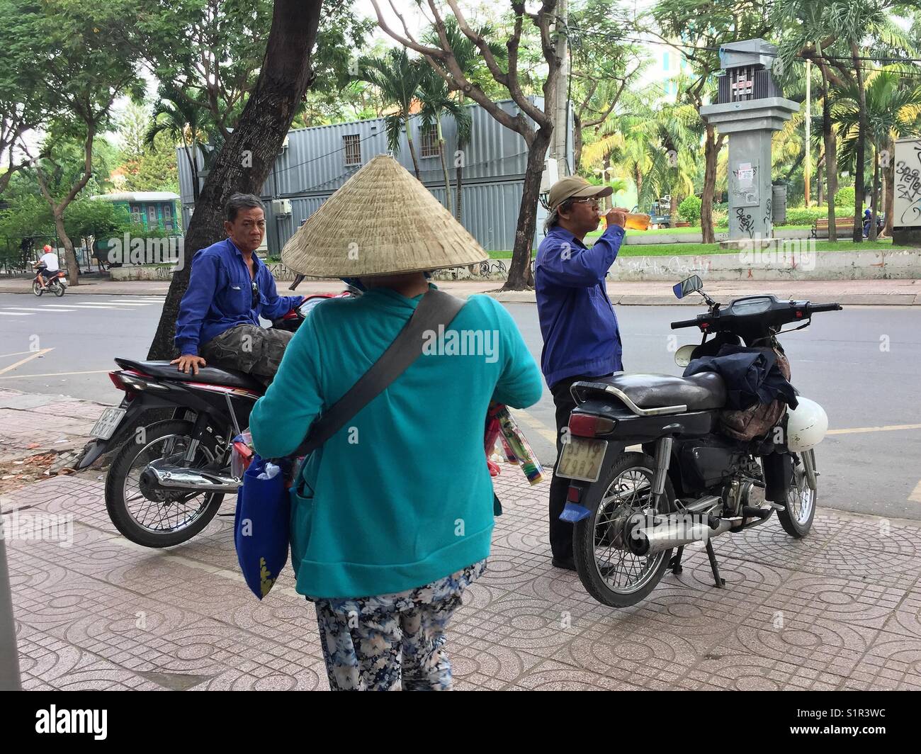 Vendeur de rue dans les rues de Saigon. - Image de stock capturée avec un smartphone