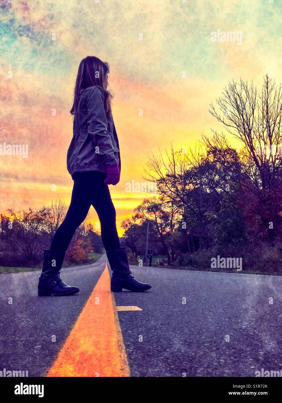 Fille traversant la route - Image de stock capturée avec un smartphone