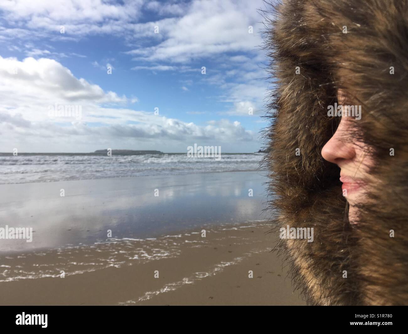 Jeune fille de 14 ans, dans la plage de Freshwater East, à Pays de Galles. Banque D'Images