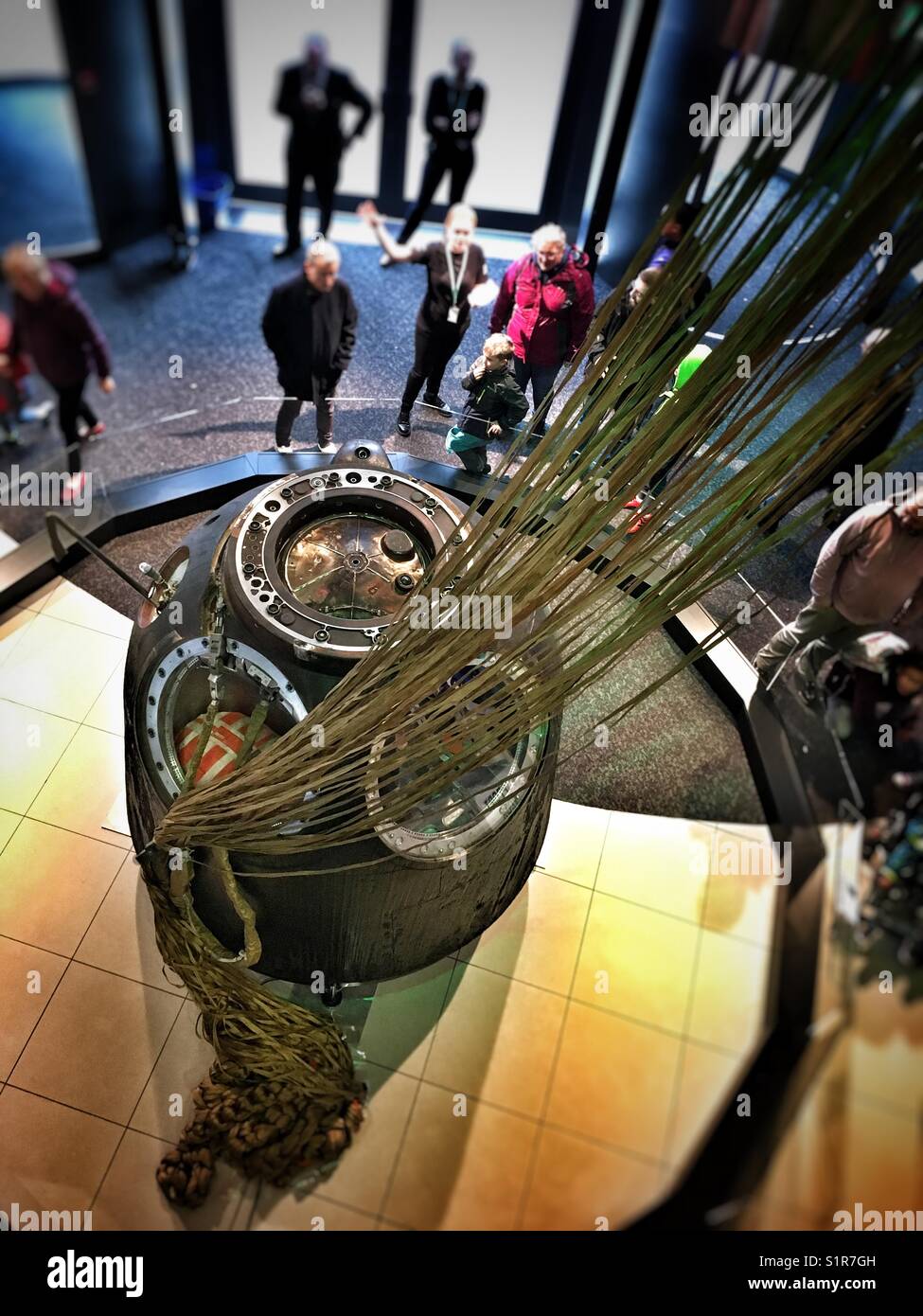 Guide du musée montrant les gens Tim Peake's Soyuz capsule spatiale au musée des sciences et des médias Bradford - Image de stock capturée avec un smartphone