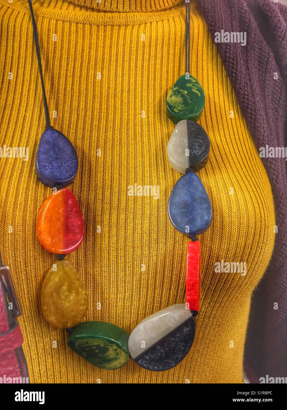 Un collier coloré est vu sur un mannequin dans un magasin Marks and Spencer en Angleterre Banque D'Images