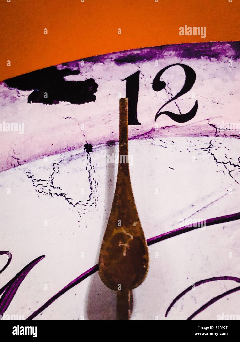 L'aiguille des minutes est à quelques secondes de 12 sur une horloge de style antique - Image de stock capturée avec un smartphone