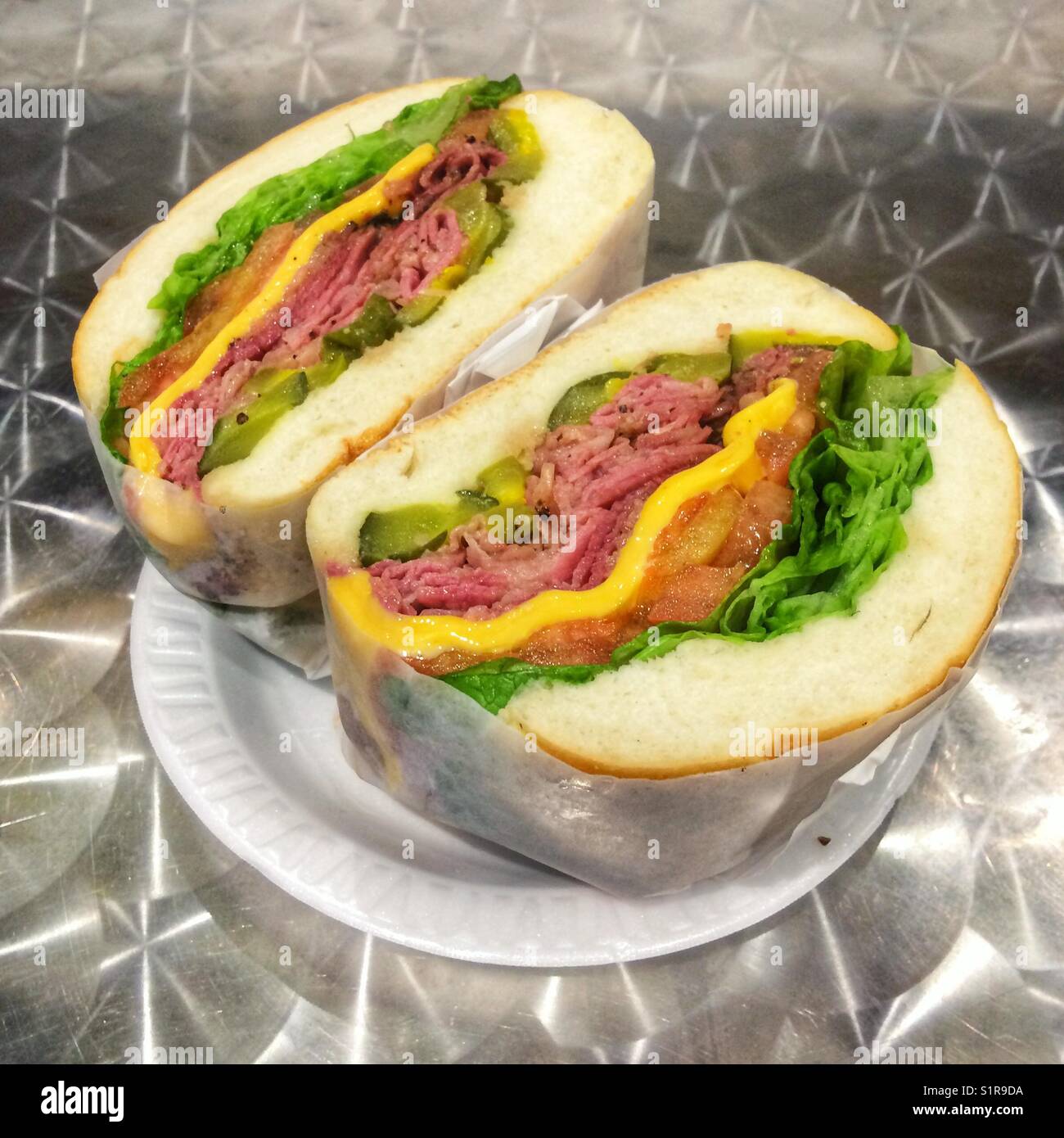 Pastrami et rouleau sandwich au cornichon, New York City, États-Unis d'Amérique. Banque D'Images