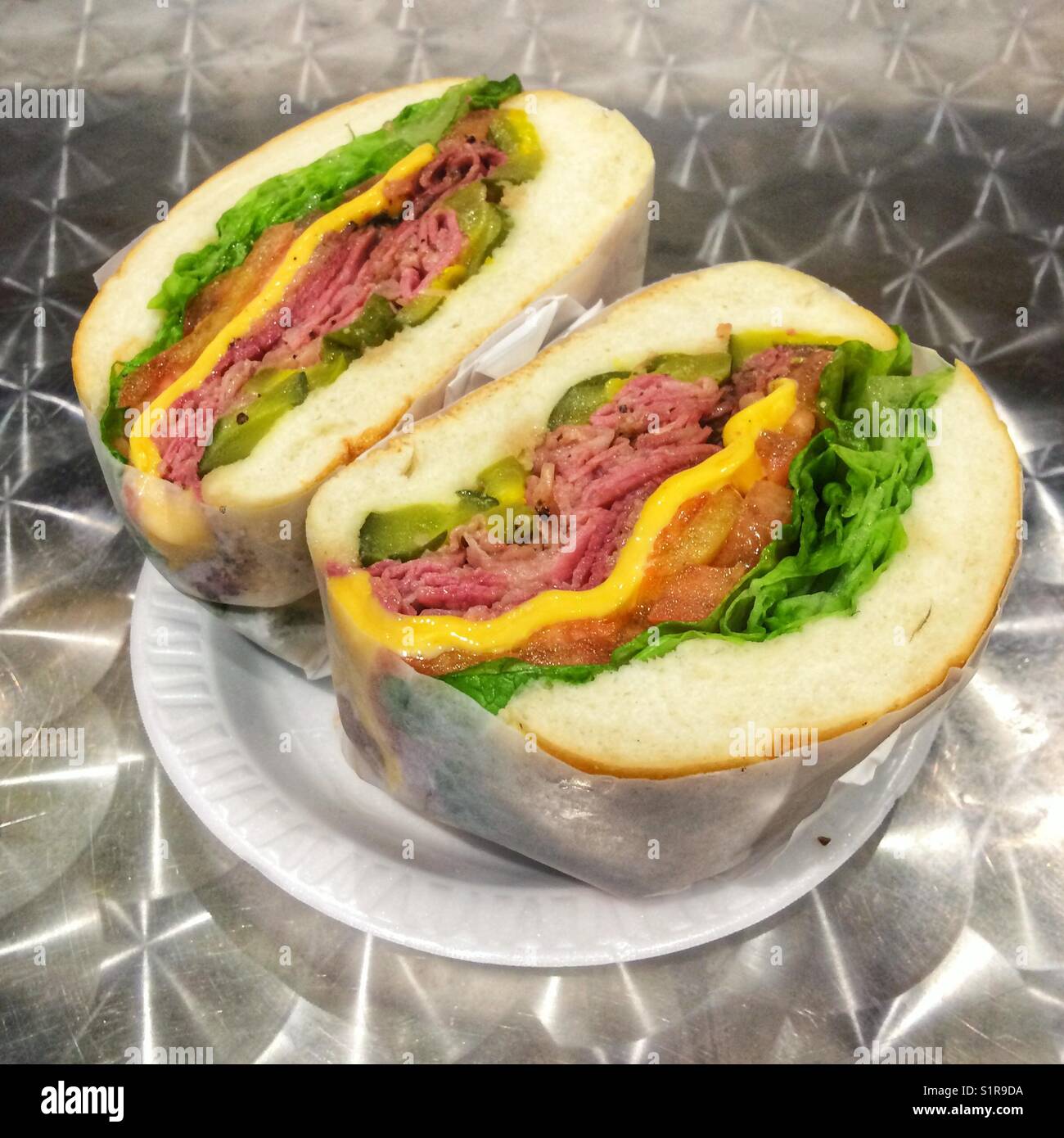 Pastrami et rouleau sandwich au cornichon, New York City, États-Unis d'Amérique. - Image de stock capturée avec un smartphone