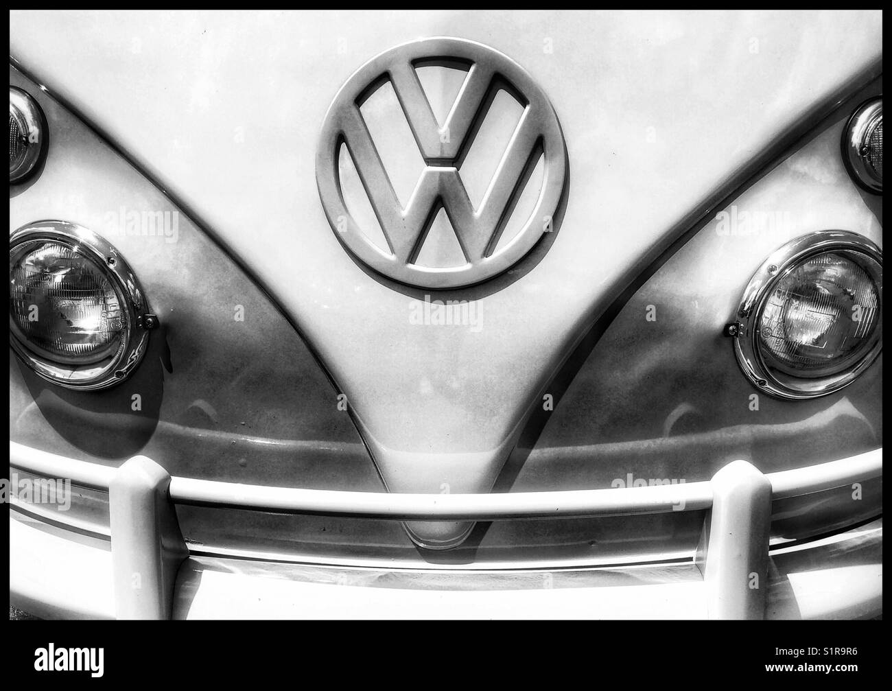 Avant d'un bus VW vintage en noir et blanc Banque D'Images