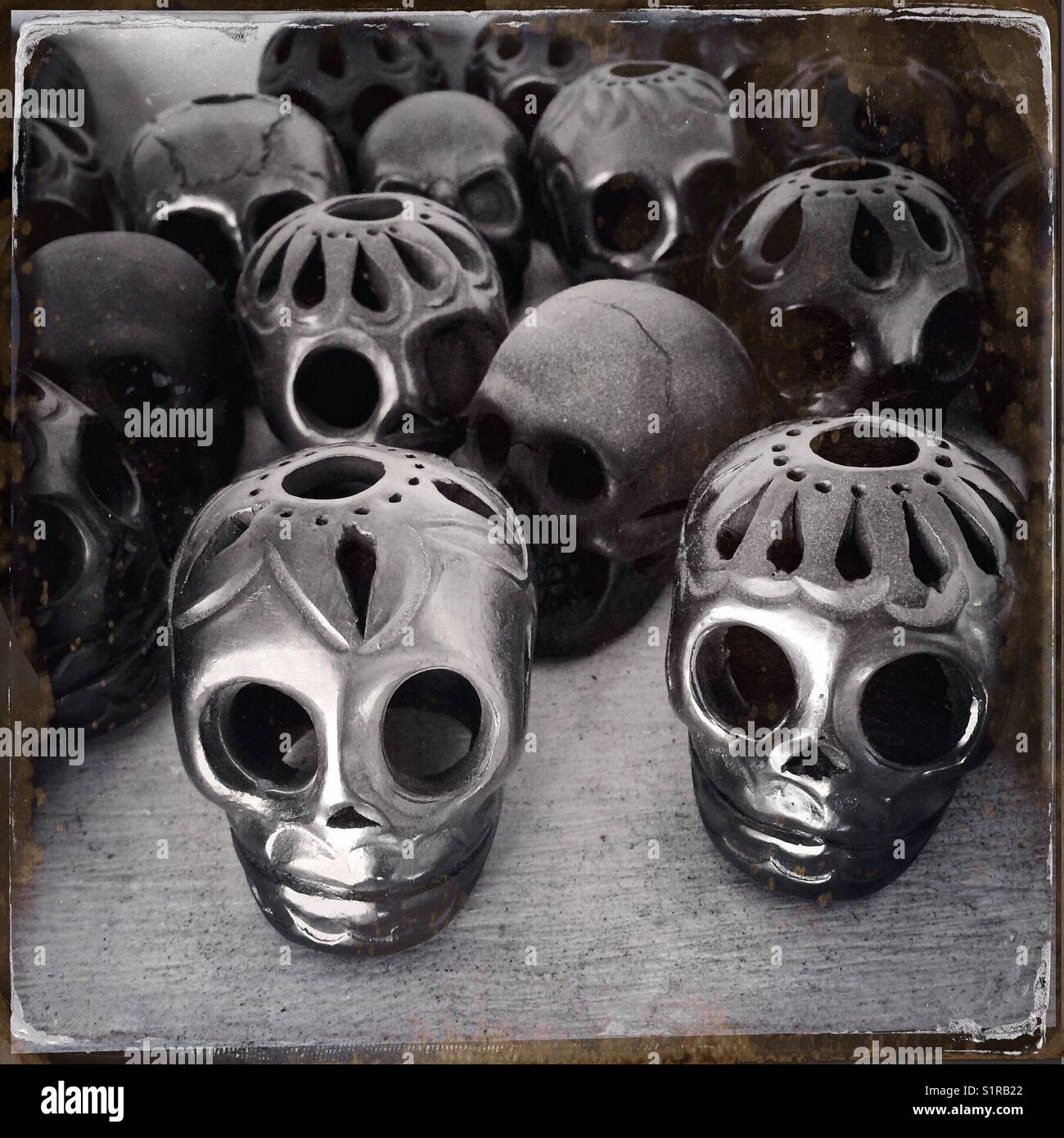 Edit vintage noir et blanc d'argile crâne figurines pour Dios de muertos/Jour des Morts. Banque D'Images