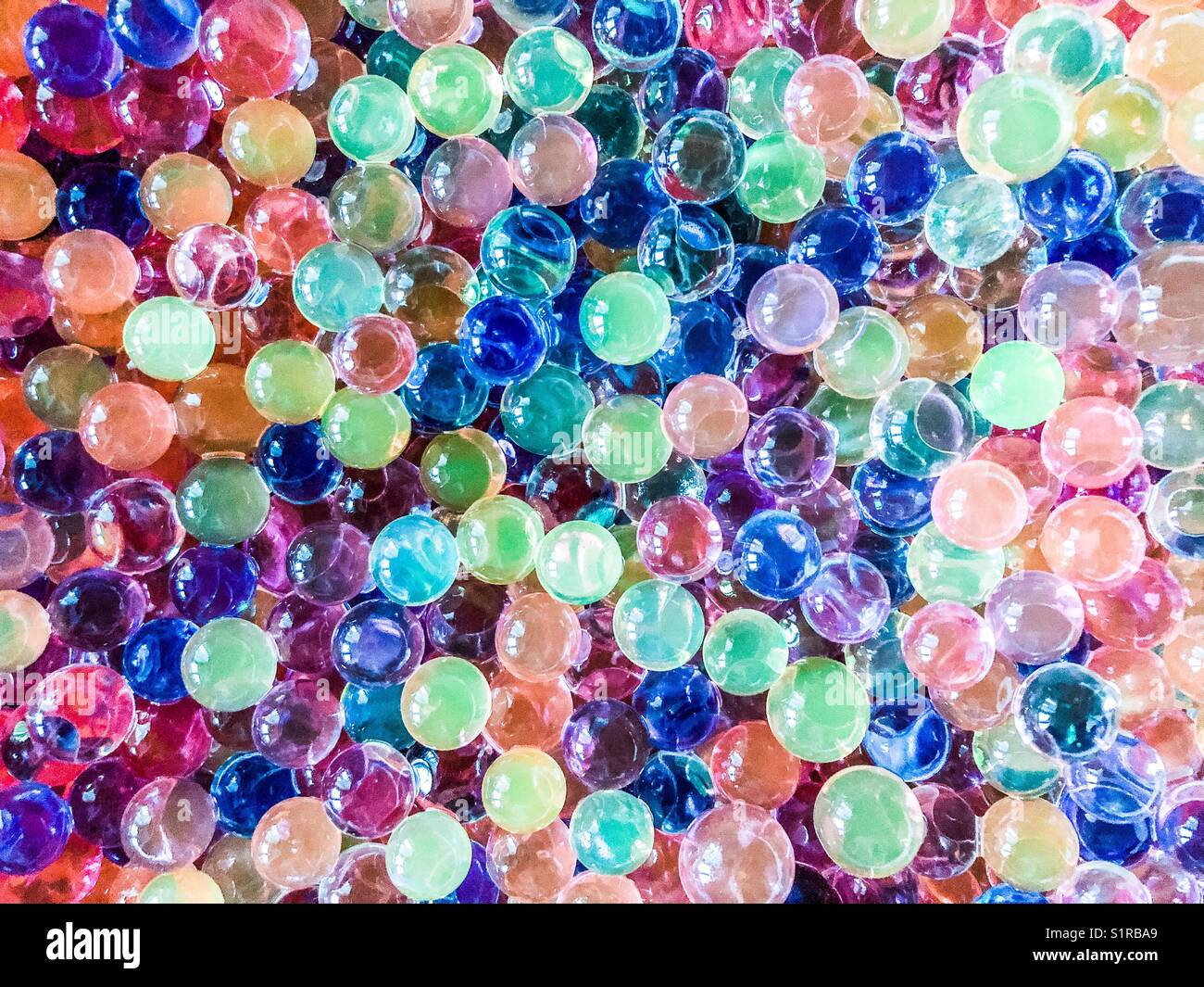 Vue Aérienne Des Billes Hydrogel Colorées De Perles D'eau. Photo stock -  Image du bleu, perle: 250138920