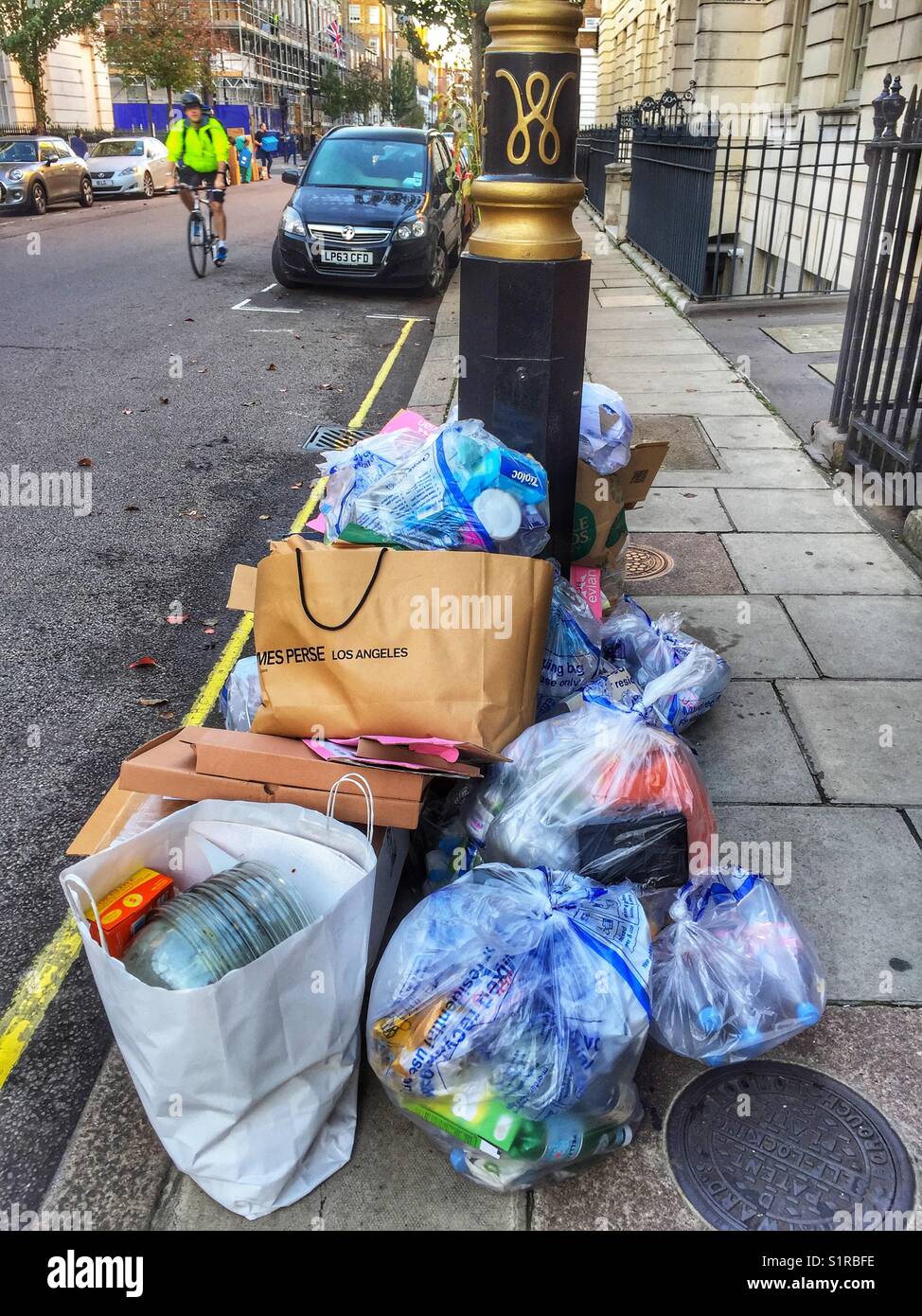 C'est déchets semblent laissés à l'extérieur d'un bâtiment à Weymouth Street à Londres, Angleterre Banque D'Images