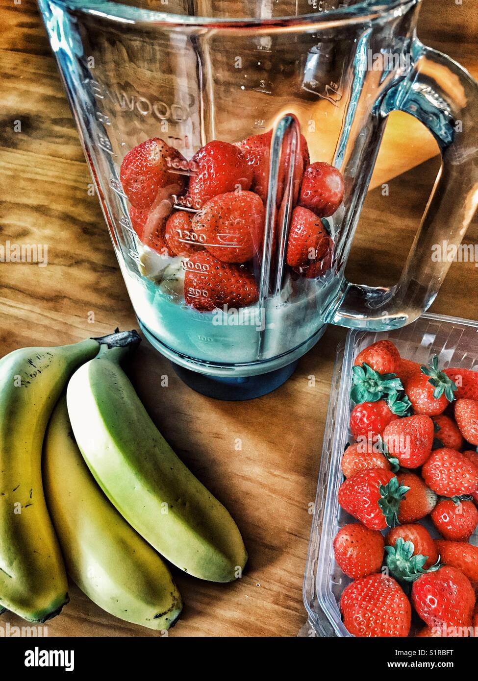 Faire un smoothie aux fruits - Image de stock capturée avec un smartphone