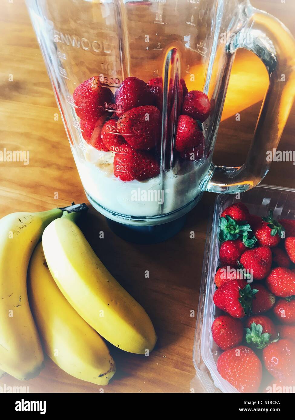 Faire un smoothie aux fruits, fraises, bananes, yaourt - Image de stock capturée avec un smartphone