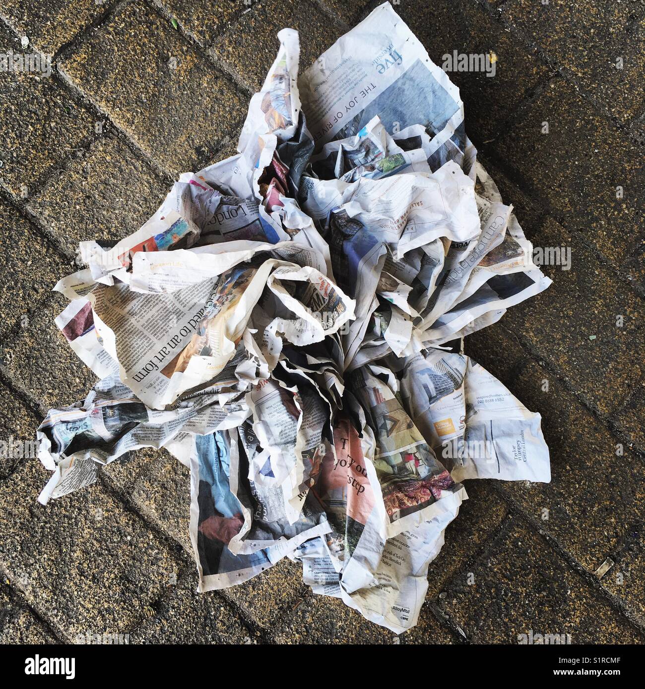 Journal dans street soufflé en forme de fleur par de forts vents. Waterloo, Londres, octobre 2017. Banque D'Images
