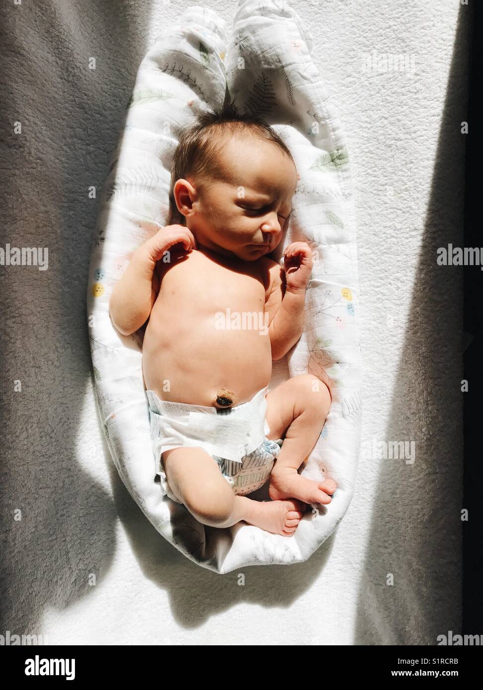 Nouveau né bébé fille Banque de photographies et d'images à haute  résolution - Alamy