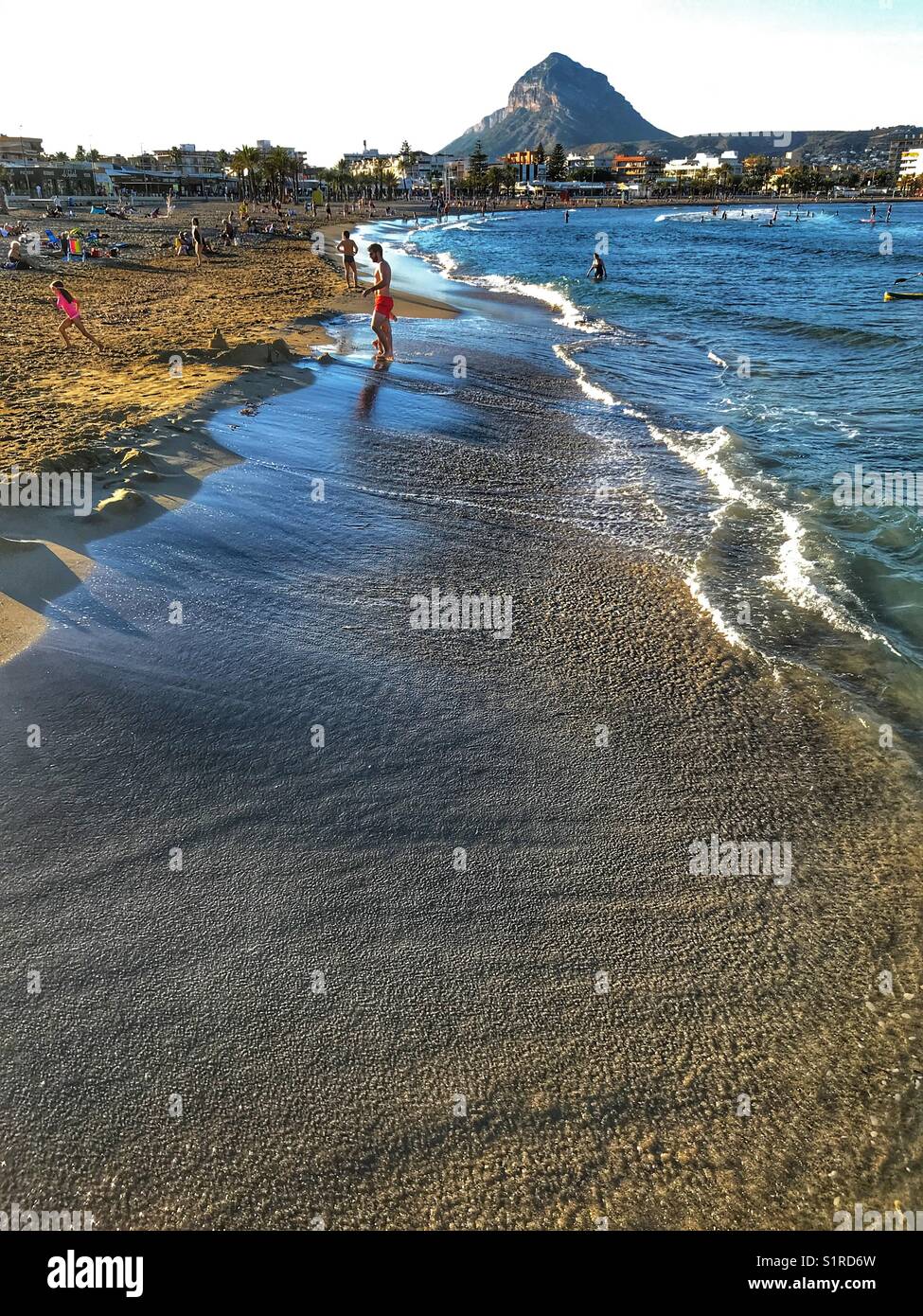 En fin de soirée sur la plage de l'Arenal, avec en toile de fond la montagne Montgo. Javea, Alicante, Espagne - Image de stock capturée avec un smartphone