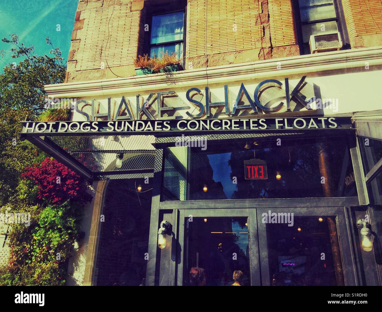 Shake Shack burger restaurant, Upper West Side, New York City, États-Unis d'Amérique. - Image de stock capturée avec un smartphone
