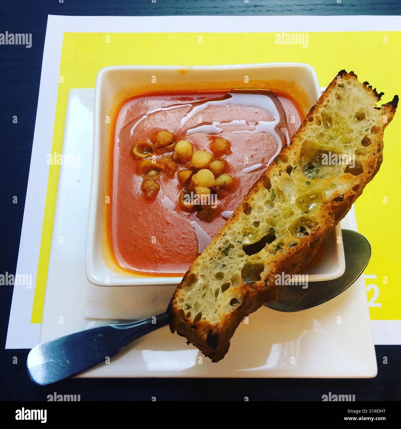 Soupe de tomate au Museum of Modern Art, New York City, États-Unis d'Amérique. - Image de stock capturée avec un smartphone