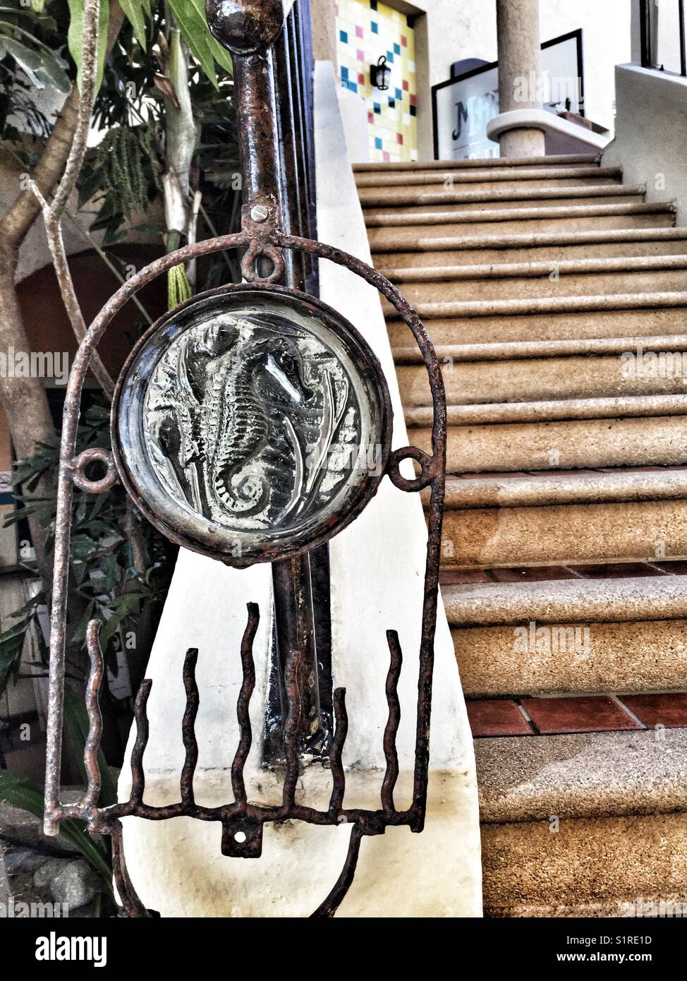 Fabrication artisanale de décoration d'art de fer et de verre, au pied d'un escalier en pierre. - Image de stock capturée avec un smartphone