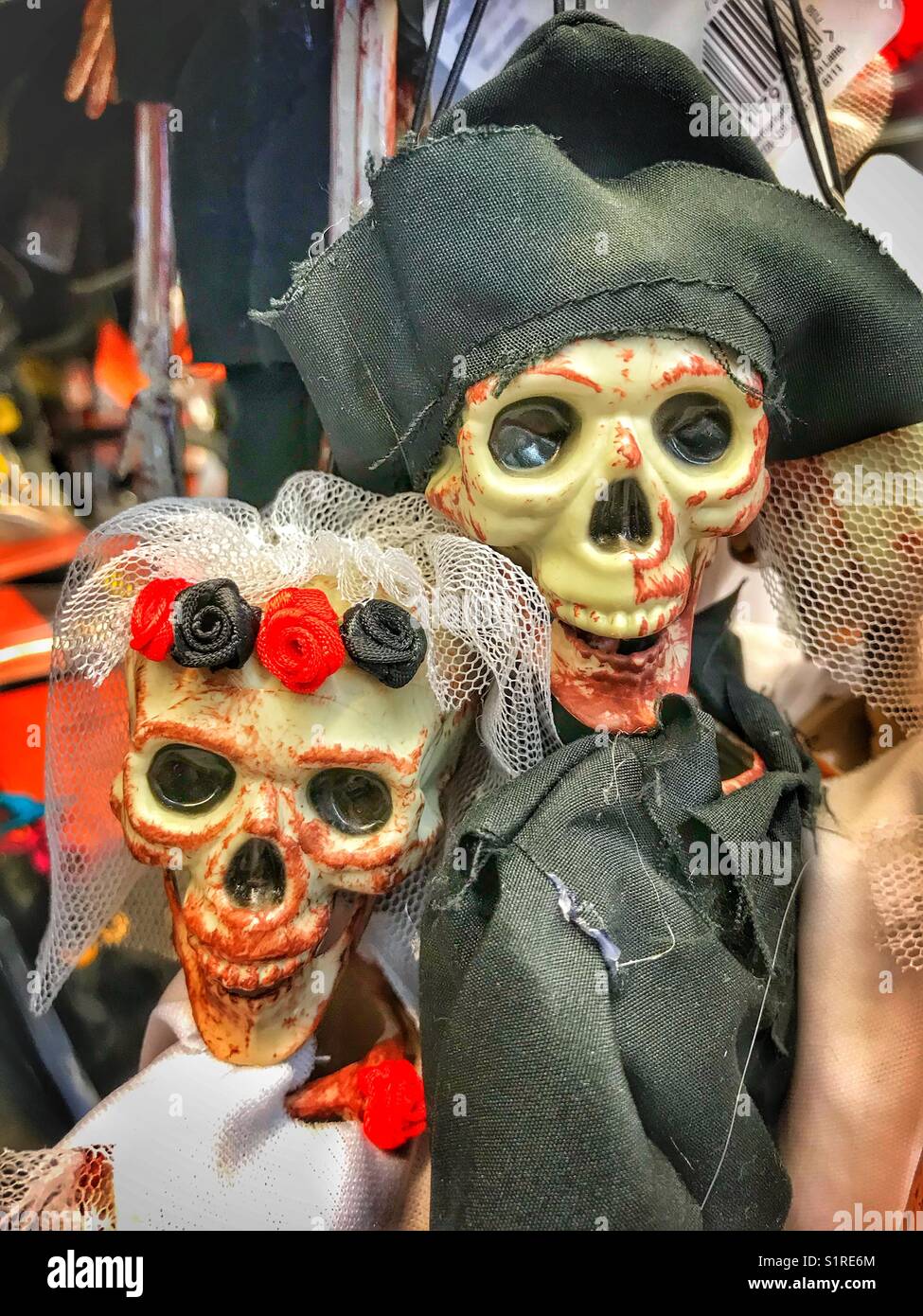 Les hommes et les femmes de l'Hallowe'en squelettes pour la vente dans un supermarché Banque D'Images