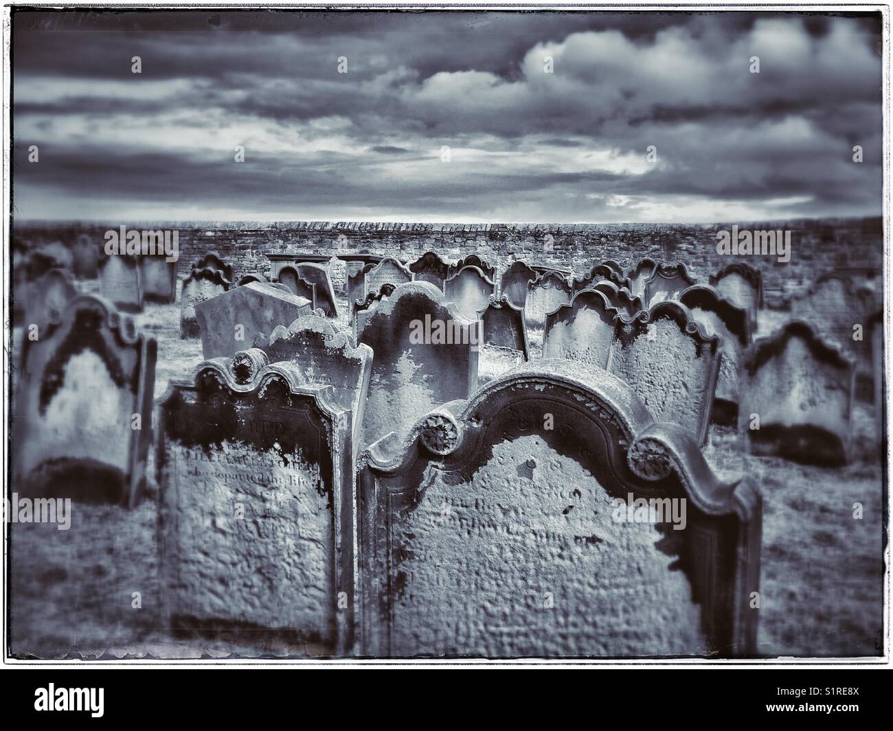 Un effet rétro & vintage image de rangées de pierres tombales dans le cimetière de St Mary's Church, Whitby, Yorkshire, Angleterre, Royaume-Uni. Crédits photos - © COLIN HOSKINS. - Image de stock capturée avec un smartphone