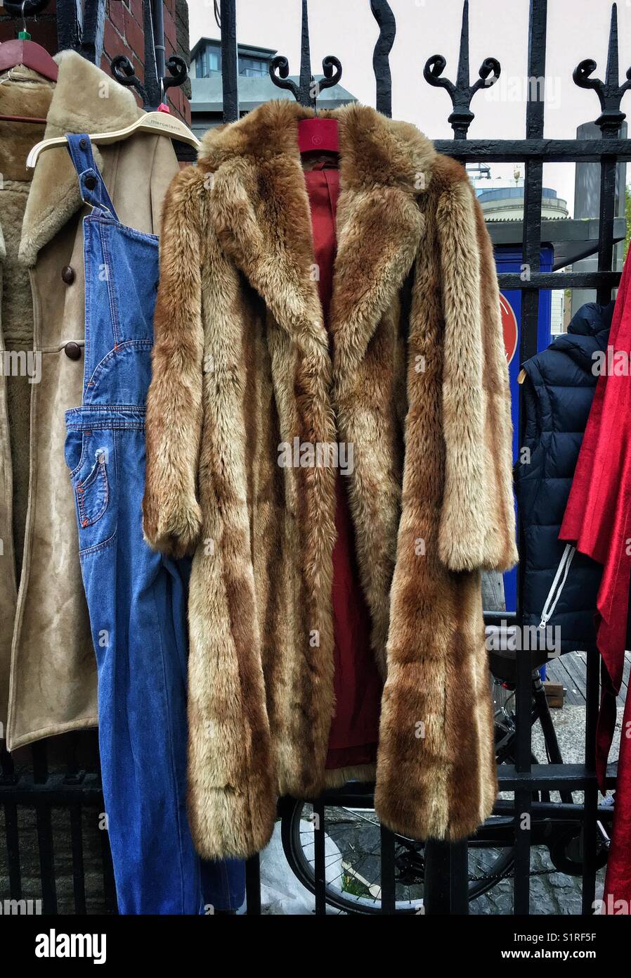 Un manteau de fourrure en vente sur un étal dans un marché de rue à  Bristol, Royaume Uni Photo Stock - Alamy