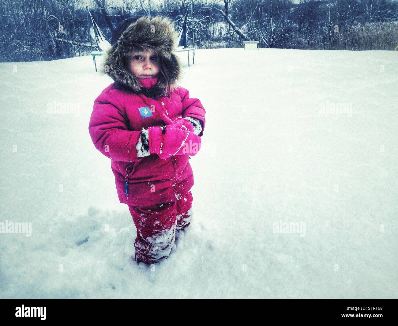 Jeune fille portant un habit de fourrure et chapeau de trappeur en  extérieur dans la neige Photo Stock - Alamy
