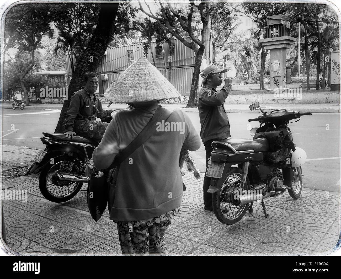 Vendeur de rue locaux sur les rues de Saigon. - Image de stock capturée avec un smartphone