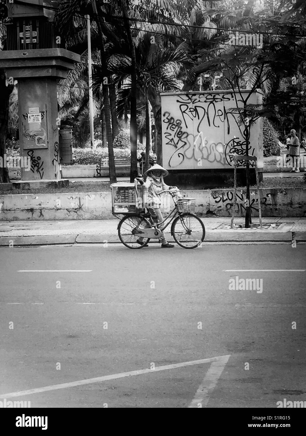 Vendeur de pain dans les rues de Saigon. - Image de stock capturée avec un smartphone
