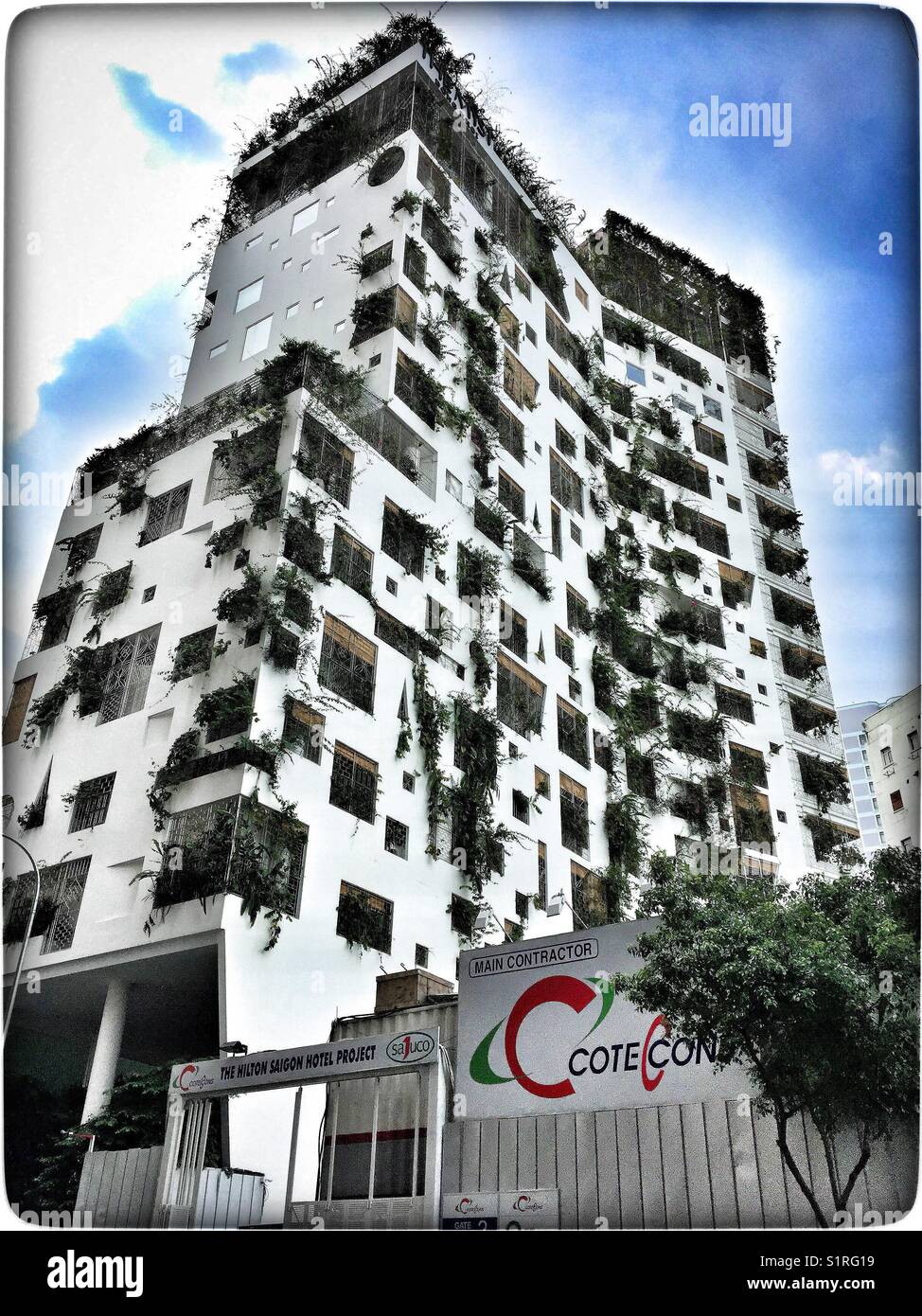 Un beau bâtiment avec jardin sur chaque balcon. - Image de stock capturée avec un smartphone