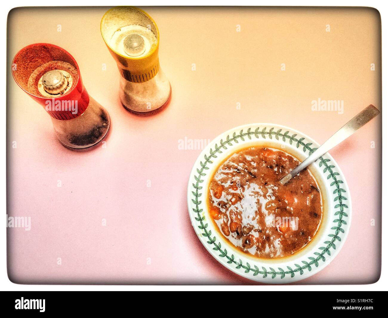 Soupe aux légumes et poulet fait maison - Image de stock capturée avec un smartphone
