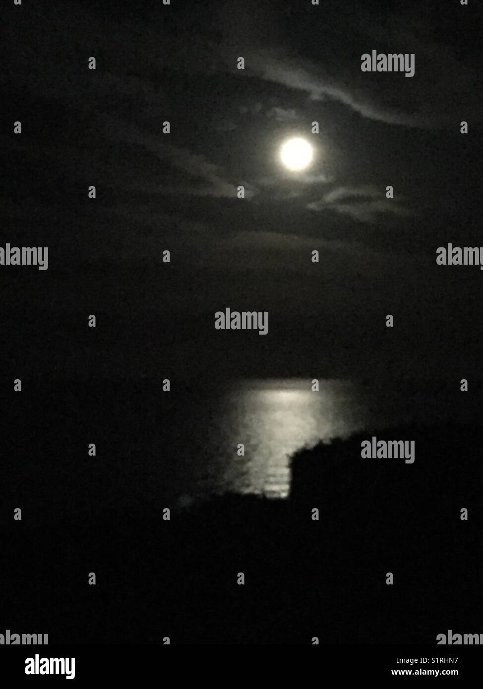 Pleine lune réfléchissant sur la mer le soir de l'halloween 2017 galles du sud Banque D'Images