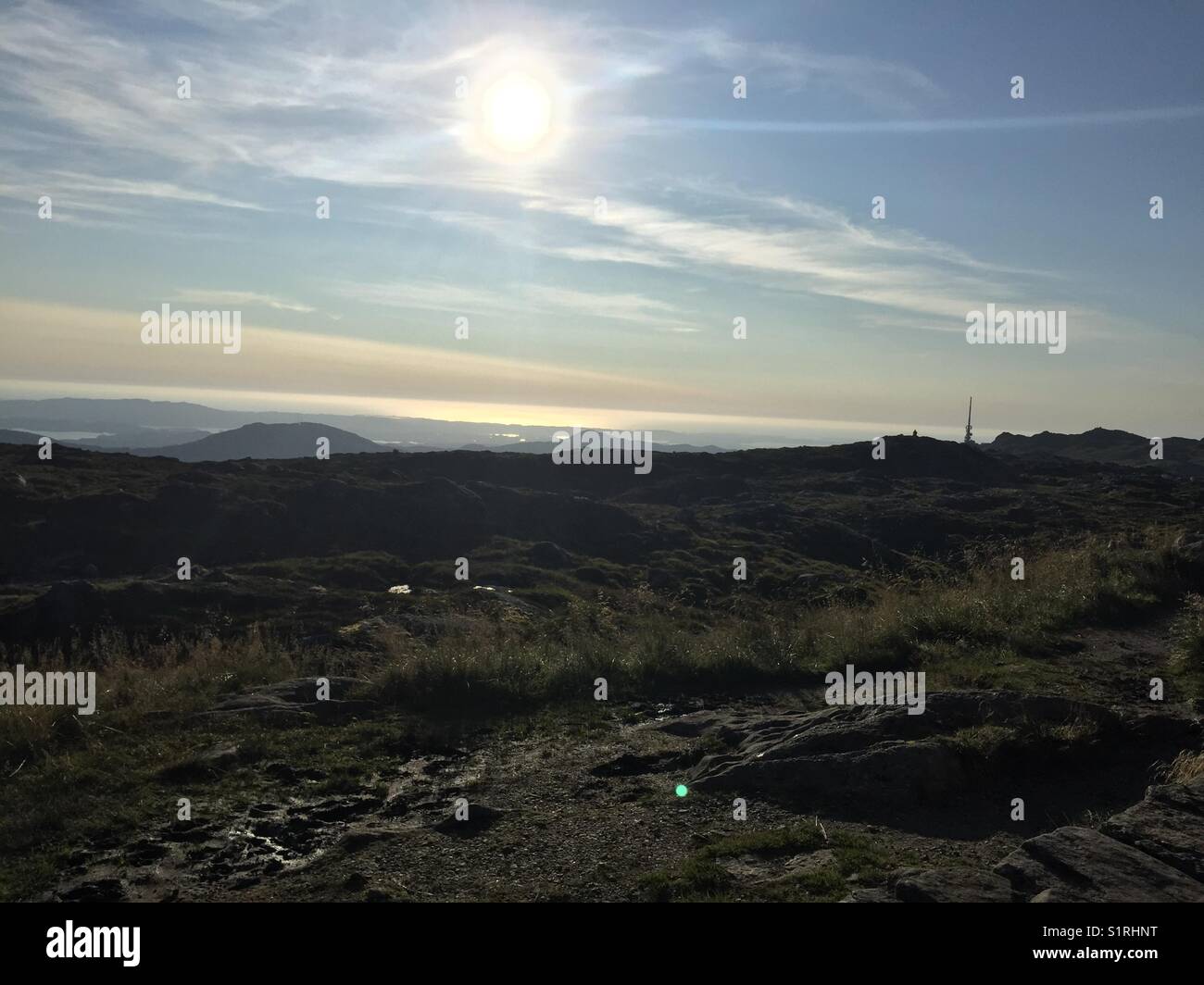 Mont Ulriken - Bergen, Norvège. Ciel bleu et soleil. Banque D'Images