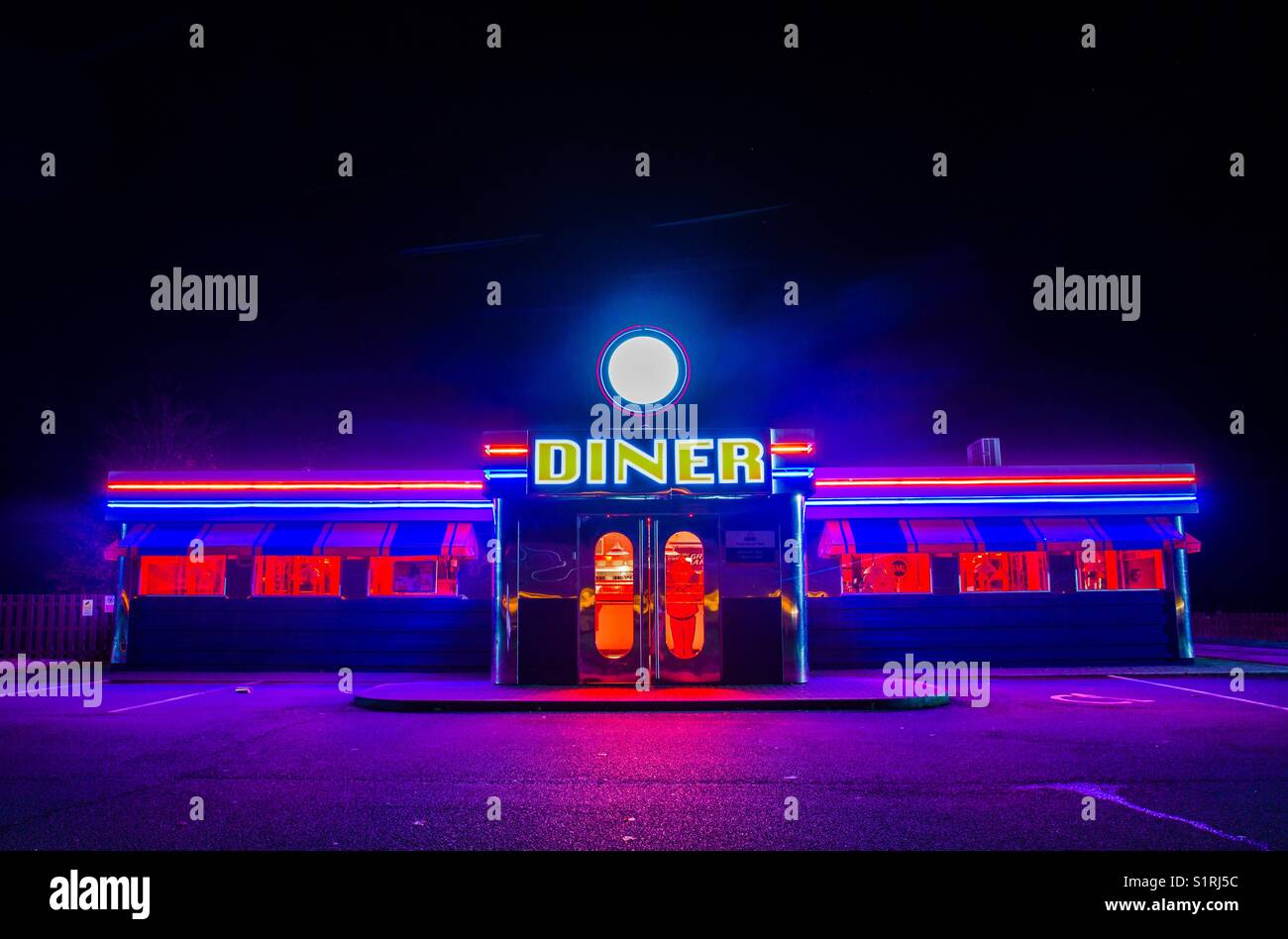 Un restaurant traditionnel américain avec des néons de nuit - Image de stock capturée avec un smartphone