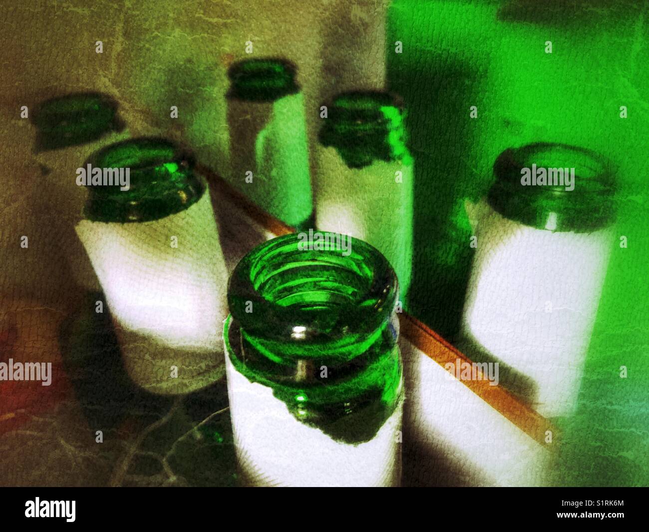 Gros plan sur des bouteilles de bière vertes vides dans une caisse de six paquets Banque D'Images