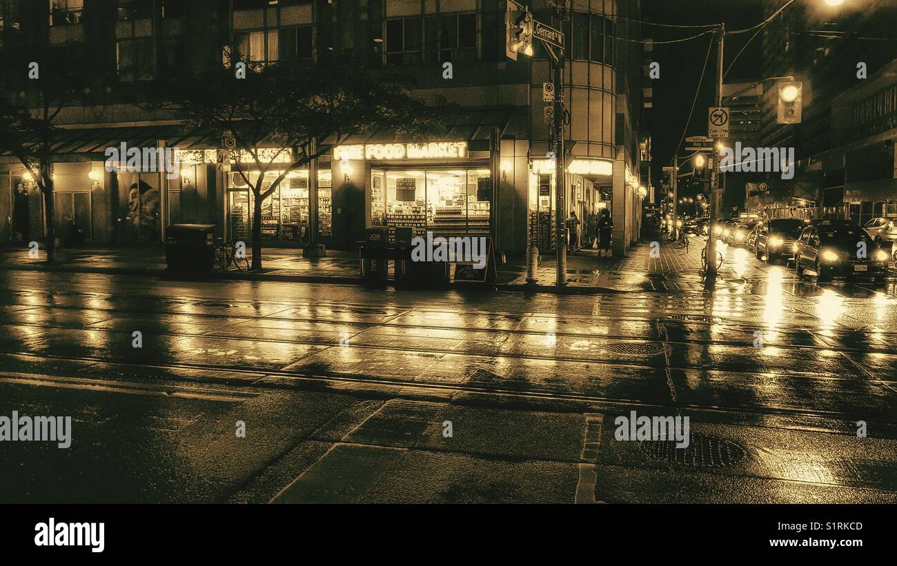 Les phares de voitures et de vitrines illuminées sur humide nuit, Toronto, Ontario, Canada - Image de stock capturée avec un smartphone