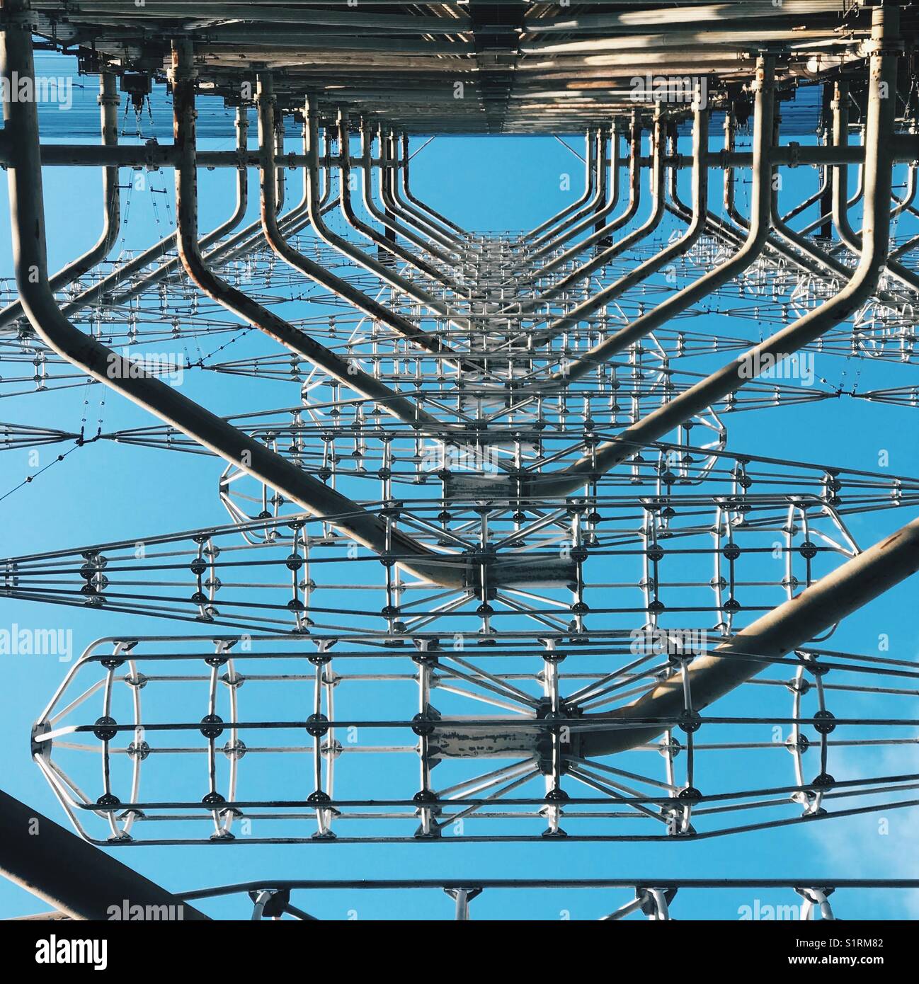 Vue du bas de la station radar Duga-1 à Tchernobyl, Ukraine - Image de stock capturée avec un smartphone