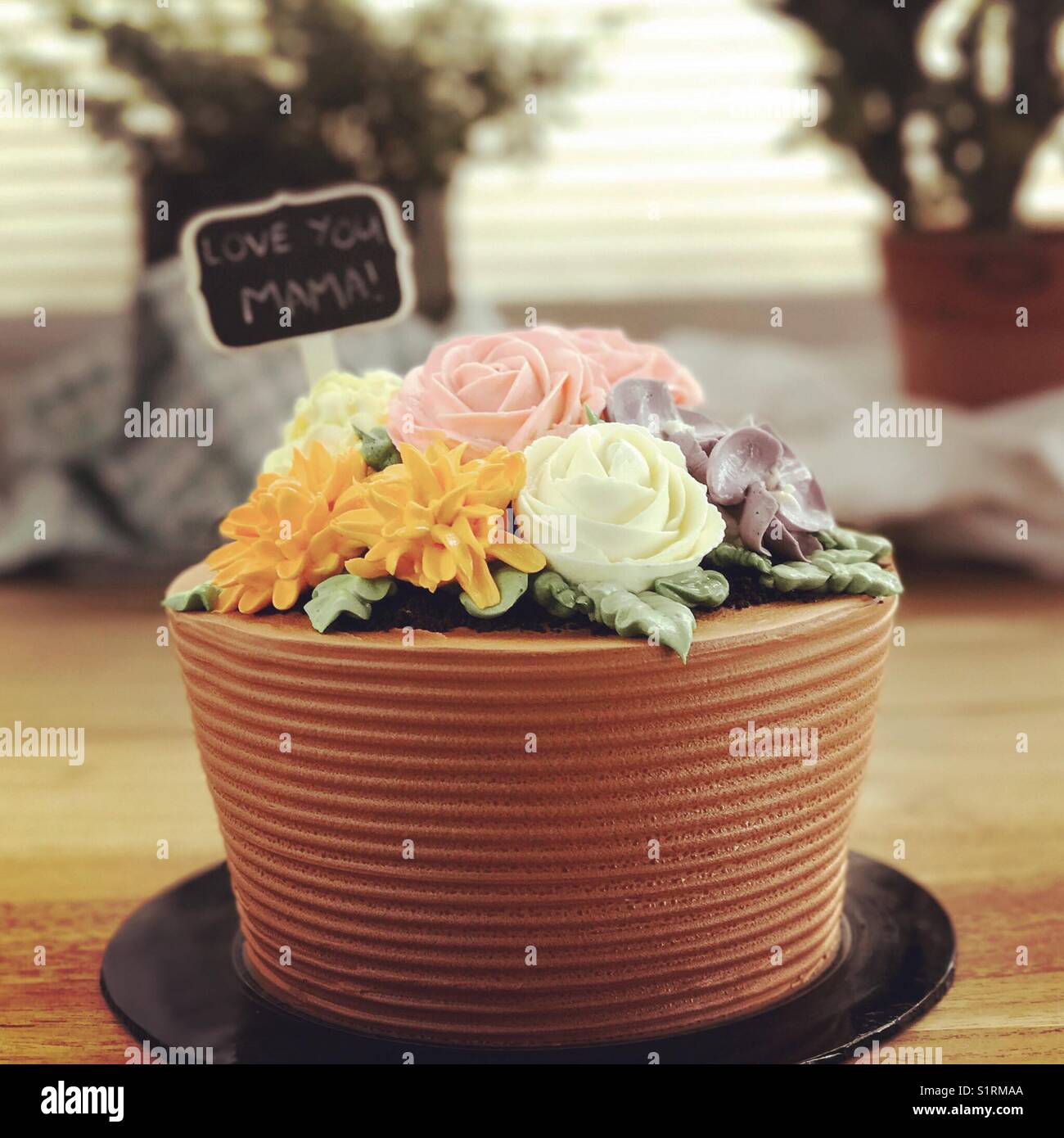 Un jour la mère gâteau fait pour ressembler à un vase de fleurs Banque D'Images