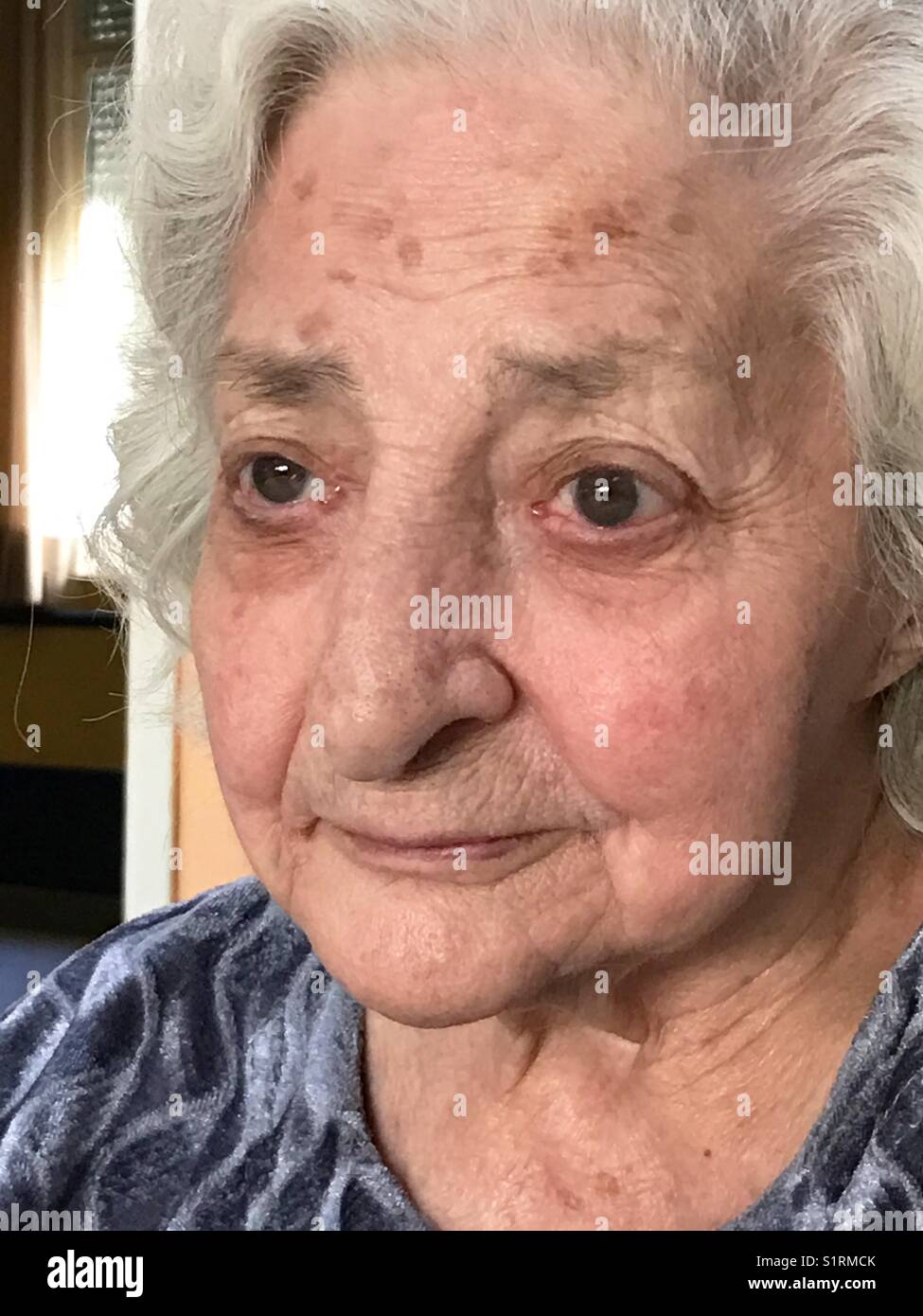 Portrait de vieille dame. Voir de très près. - Image de stock capturée avec un smartphone