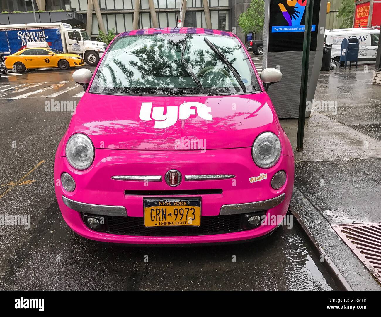 Fiat 500 peint en rose et portant un logo Lyft est stationné dans les rues de Manhattan. Banque D'Images