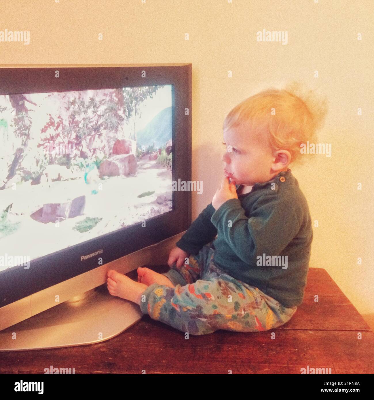 Bébé garçon âgé d'un an à regarder la télévision. Banque D'Images