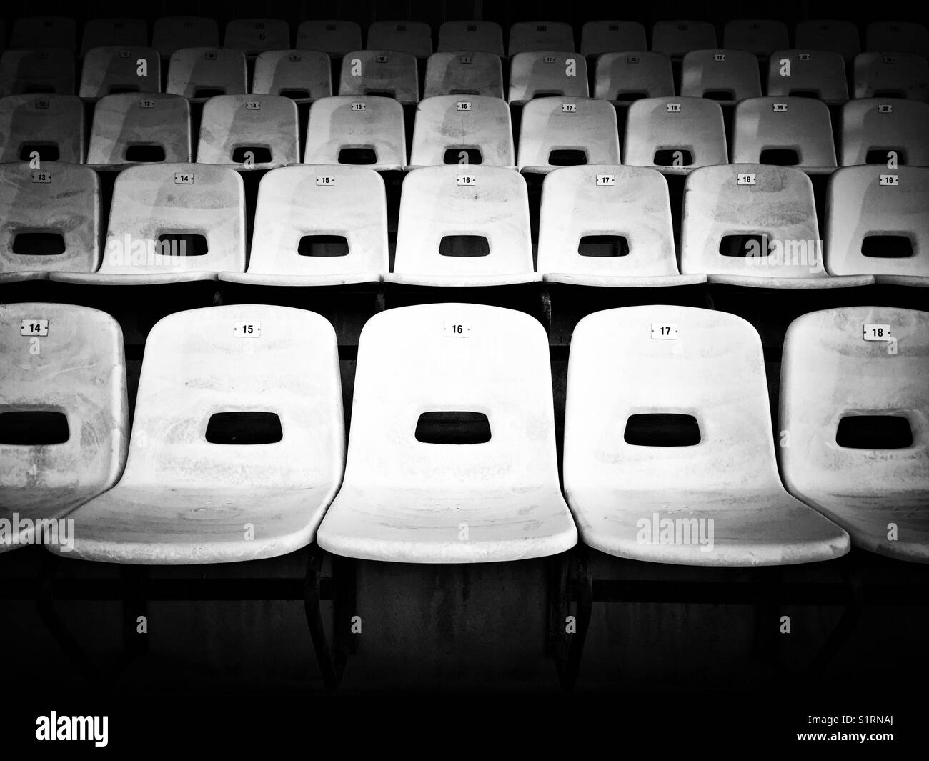 Des sièges vides au Sports Arena - Image de stock capturée avec un smartphone Des sièges vides au Sports Arena - Image de stock capturée avec un smartphone
