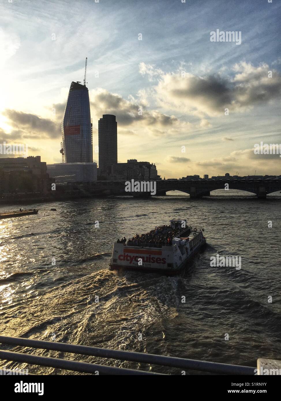 Citycruise bateau sur la Tamise, Londres, Angleterre. Photo prise le 3 novembre 2017 inn - Image de stock capturée avec un smartphone