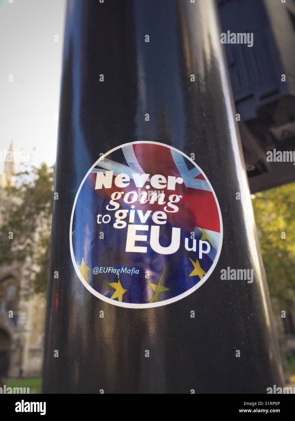 Brexit Royaume-uni débat. 'Ne jamais donner à l'UE en hausse' campagne autocollant sur un lampadaire dans le centre de Londres. Banque D'Images