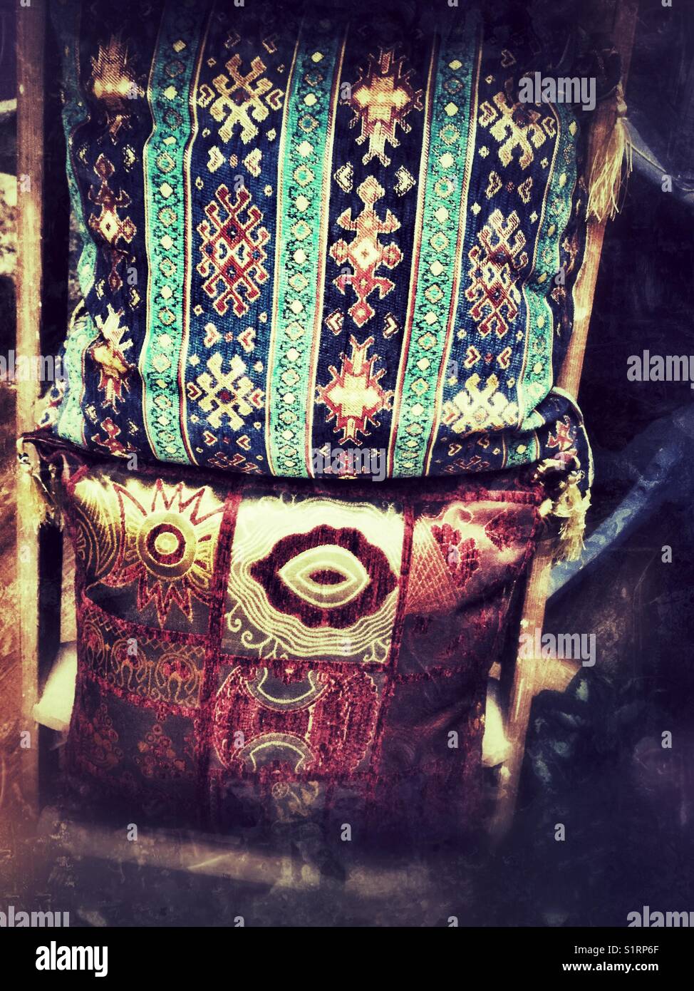 Coussins en soie à motifs. - Image de stock capturée avec un smartphone