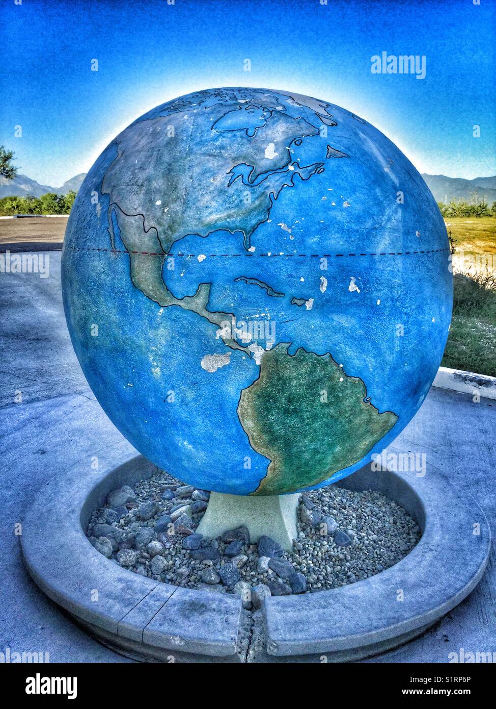 Un globe de pierre sculpture au Tropique du Cancer dans la région de Baja California, au Mexique. Banque D'Images