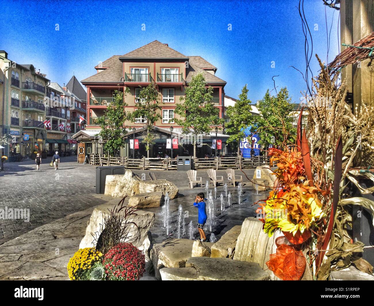 L'automne arrive au Blue Mountain Village, Collingwood, Ontario, Canada. Banque D'Images