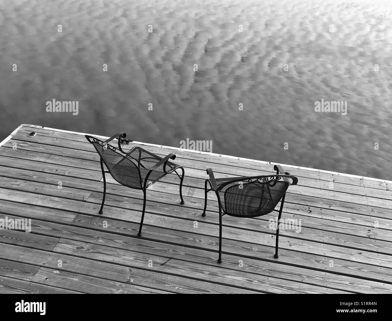 Deux chaises sur un quai flottant - Image de stock capturée avec un smartphone