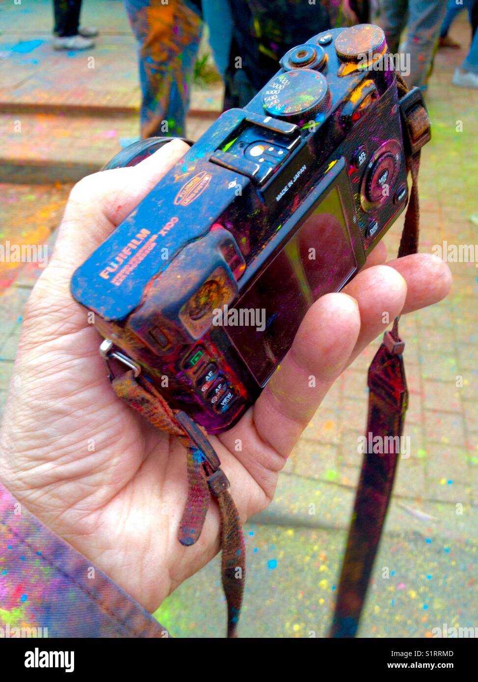 État de l'appareil utilisé au cours de l'Holi Show 'Couleur du temps' par la Cie Artonik - Image de stock capturée avec un smartphone