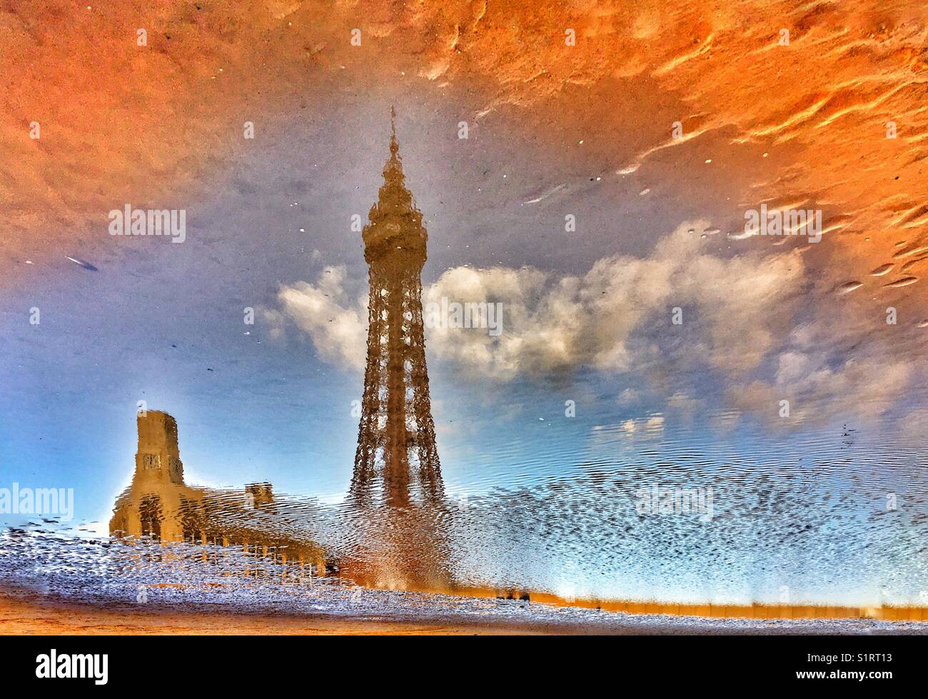 La tour de Blackpool reflète dans flaque d'eau sur la plage Banque D'Images
