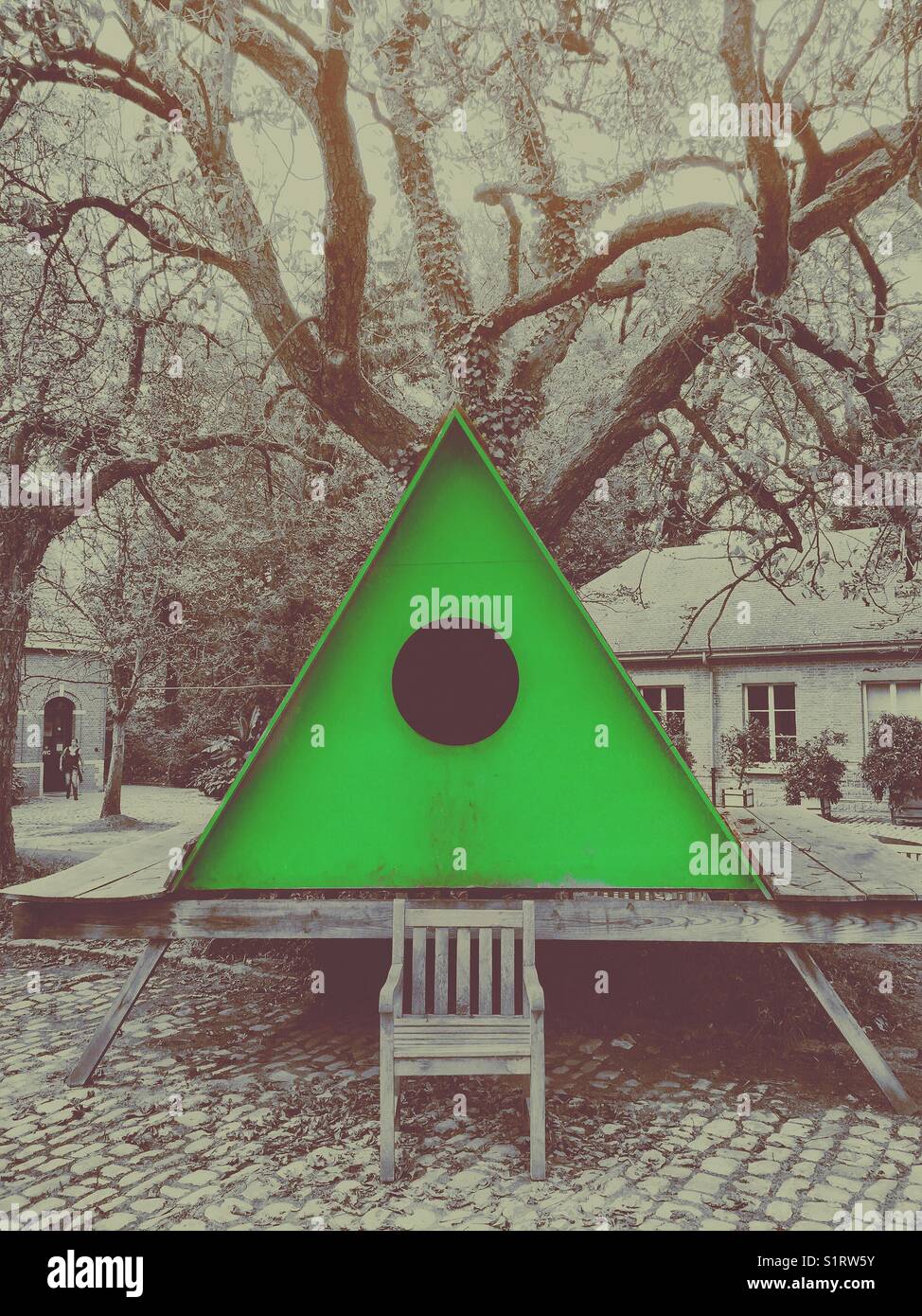 Triangle vert en face de la cabine d'un arbre - Image de stock capturée avec un smartphone